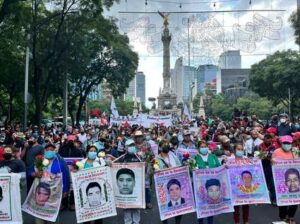 masiva-marcha-en-ciudad-de-mexico-por-aniversario-de-43-de-ayotzinapa