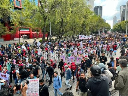  masiva-marcha-en-ciudad-de-mexico-por-aniversario-de-43-de-ayotzinapa