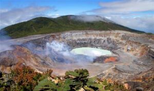alertan-en-costa-rica-posible-erupcion-freatica-en-volcan-poas