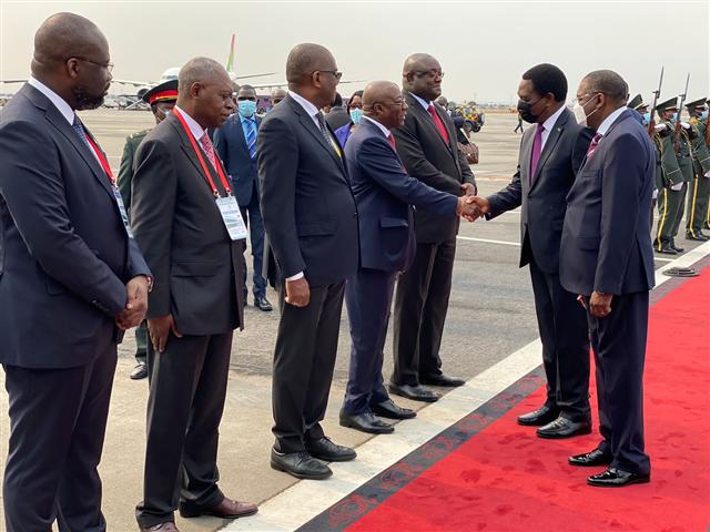  otros-dos-presidentes-africanos-llegaron-a-angola