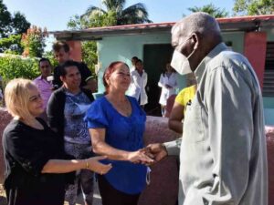 parlamentarios-cubanos-visitan-sitios-de-interes-social-en-las-tunas