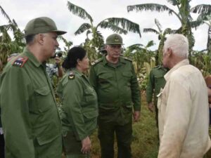 presidente-de-cuba-visita-zonas-danadas-por-huracan-en-artemisa