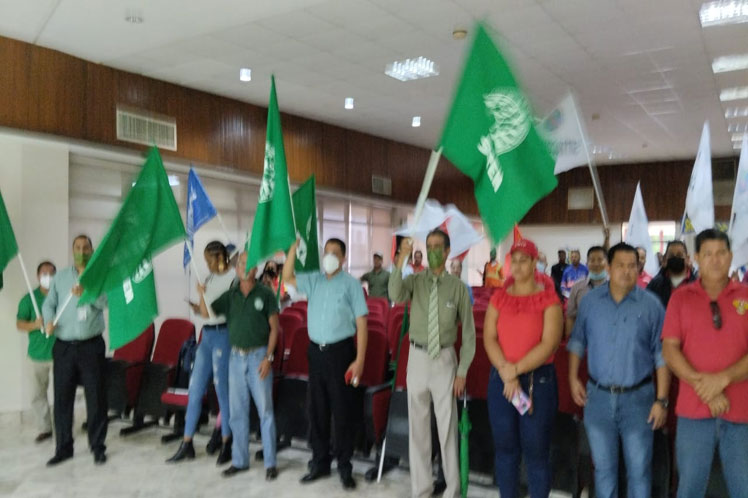 personas-reunidas-banderas