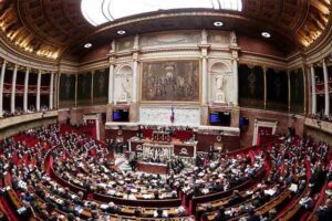 izquierda-y-extrema-derecha-francesas-promueven-mociones-de-censura