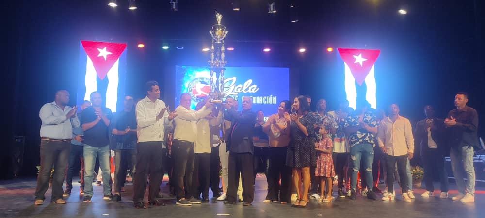 vitores-y-premios-para-estrellas-de-temporada-beisbolera-en-cuba