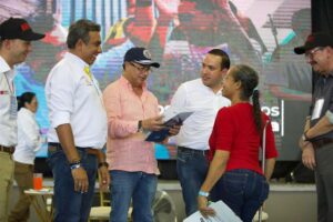 presidente-colombiano-entrego-400-titulos-de-propiedad-de-viviendas