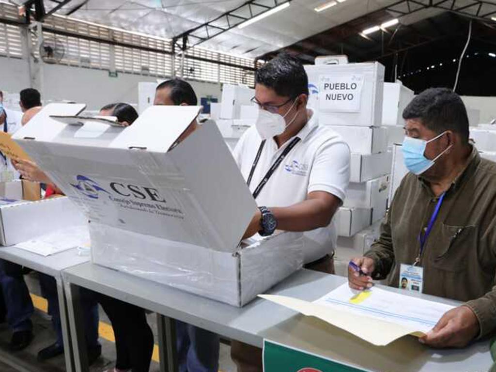  distribuyen-en-nicaragua-maletas-electorales-para-comicios