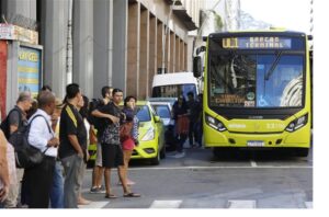 Piden acceso gratuito a transporte publico el dia electivo en Brasil