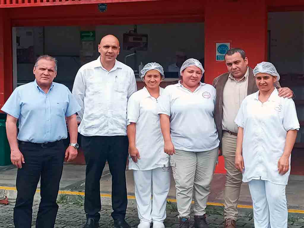 embajador-de-cuba-visita-planta-colombiana-procesadora-de-alimento