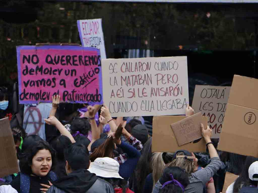 mujeres-ecuatorianas-protestan-contra-violencia-de-genero