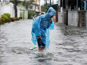 hombre-calle-inundacion