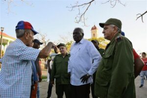 Presidente del parlamento cubano Estevan Lazo conversa con vecinos en Pinar de Rio