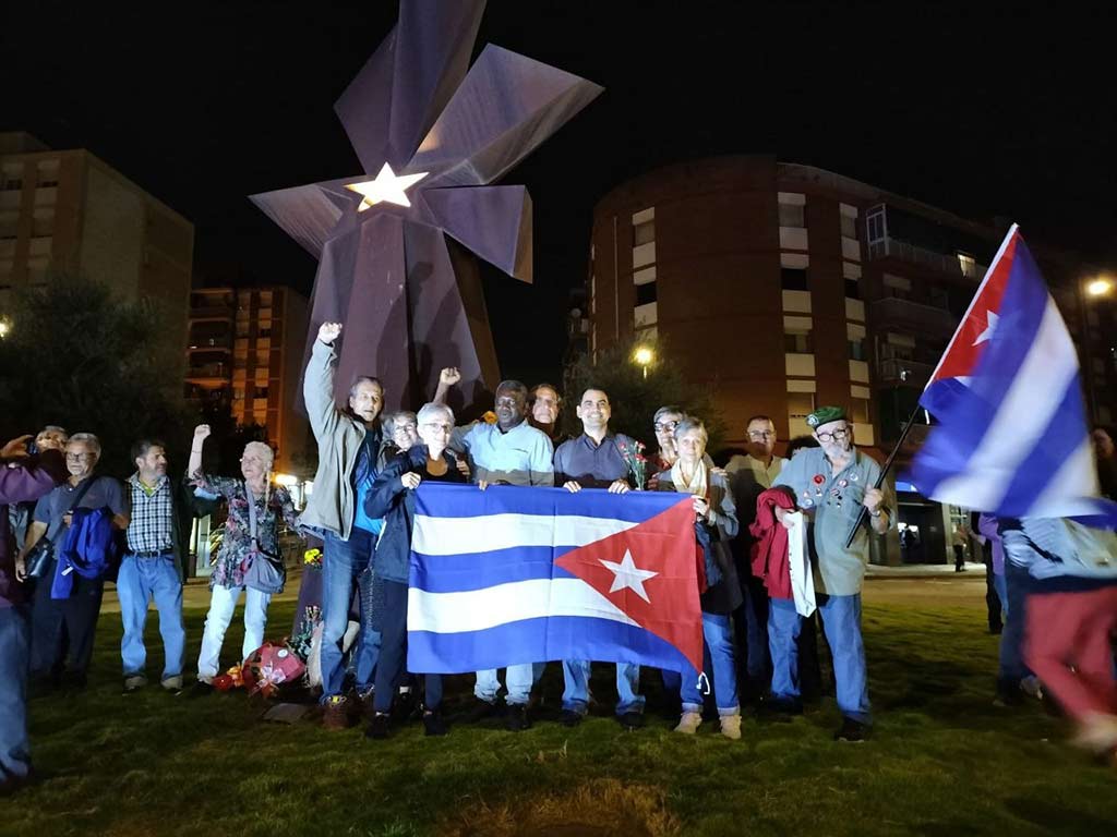 personas-bandera-monumento