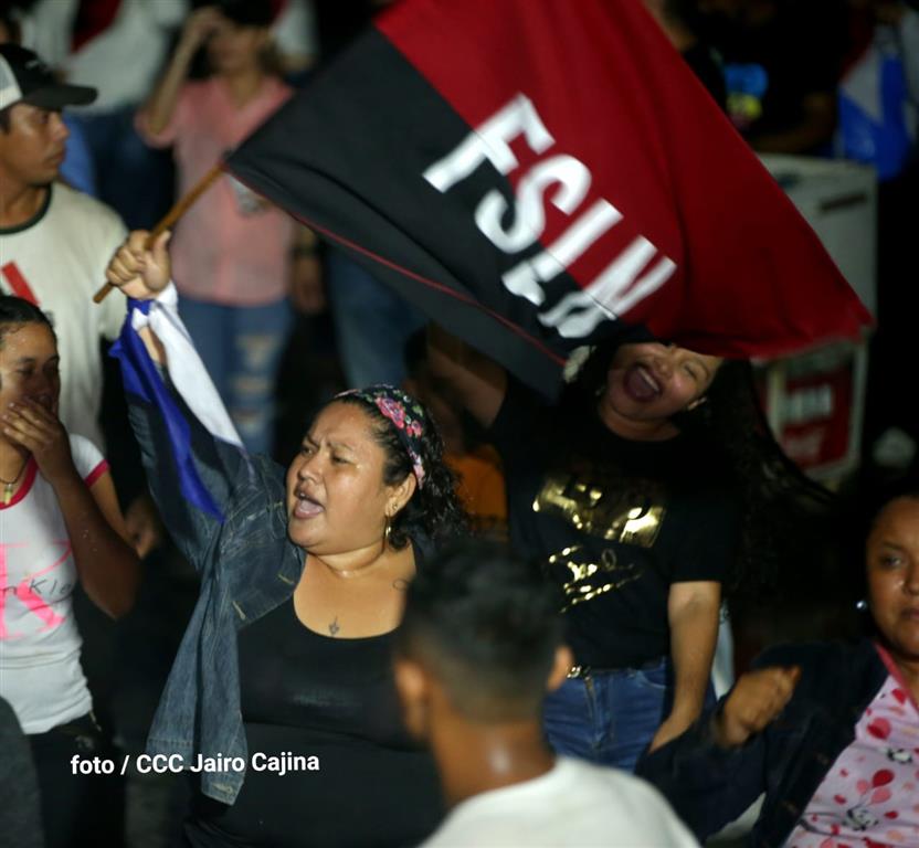 FOTO PUEBLO EN LAS PLAZAS EN ESPERA DE RESULTADOS