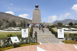 Mitad del Mundo, monumento, linea ecuatorial,