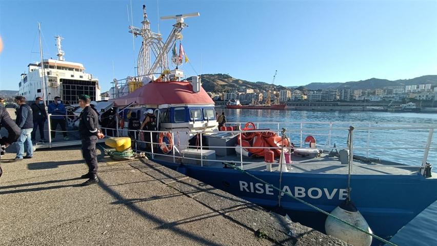 italia-autoriza-desembarco-de-89-migrantes-del-buque-rise-above