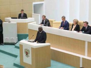 lider-parlamentario-cubano-entrega-orden-a-titular-del-senado-ruso