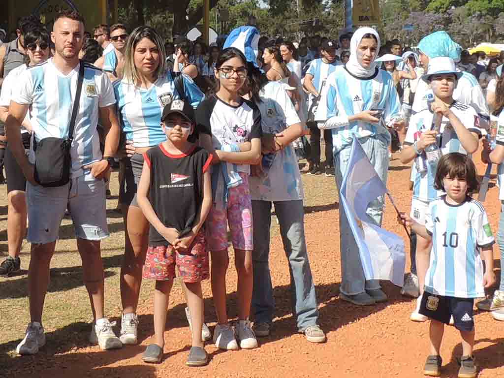 argentinos-festejan-triunfo-de-la-scaloneta-en-qatar