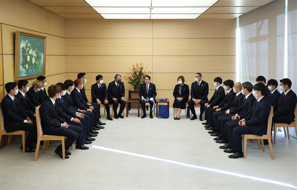 primer-ministro-japones-converso-con-equipo-nacional-de-futbol