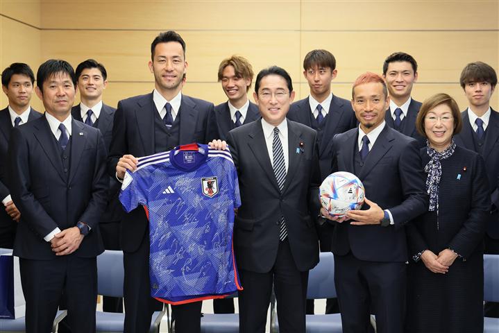  primer-ministro-japones-converso-con-equipo-nacional-de-futbol