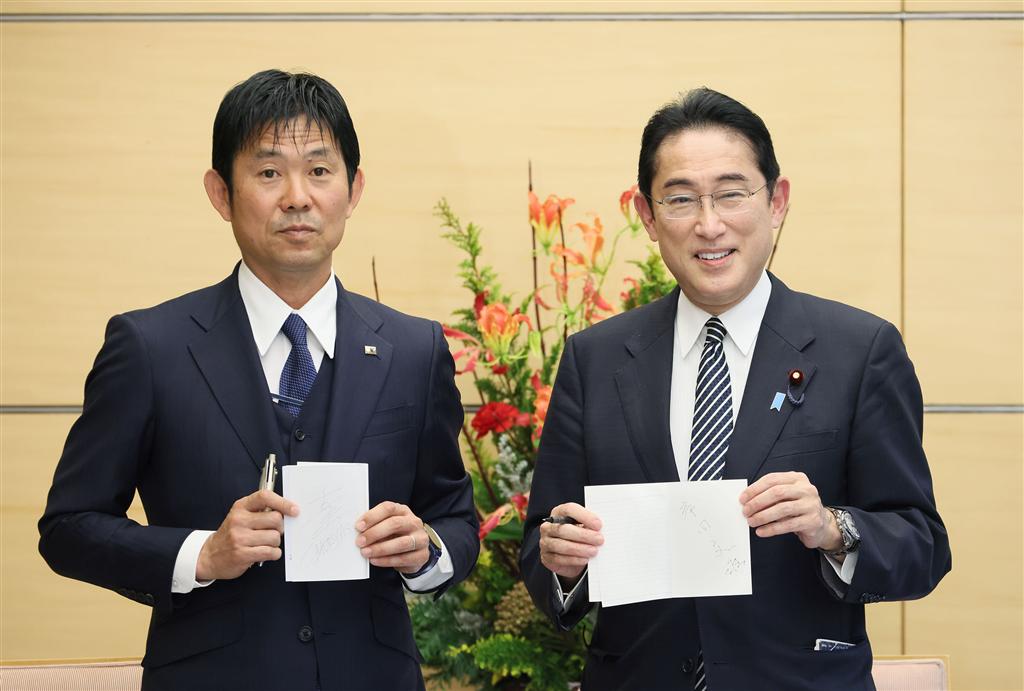  primer-ministro-japones-converso-con-equipo-nacional-de-futbol
