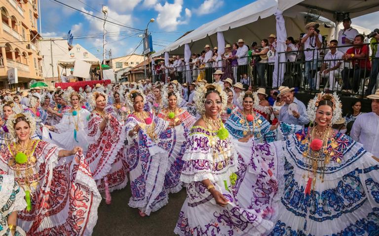 desfile-de-mil-polleras-nueva-inyeccion-a-economia-panamena