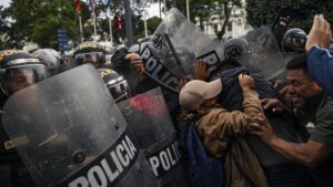 policia-desaloja-a-manifestantes-acampados-en-plaza-en-peru