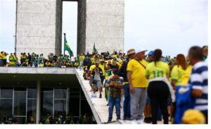 Rechazan uso de camiseta de futbol en actos golpistas en Brasil