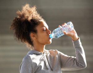 mujer-tomando-agua