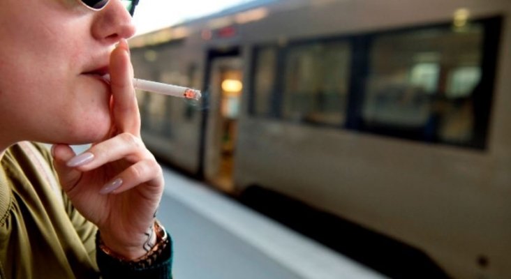 turista-fumando-en-una-estacion-de-tren