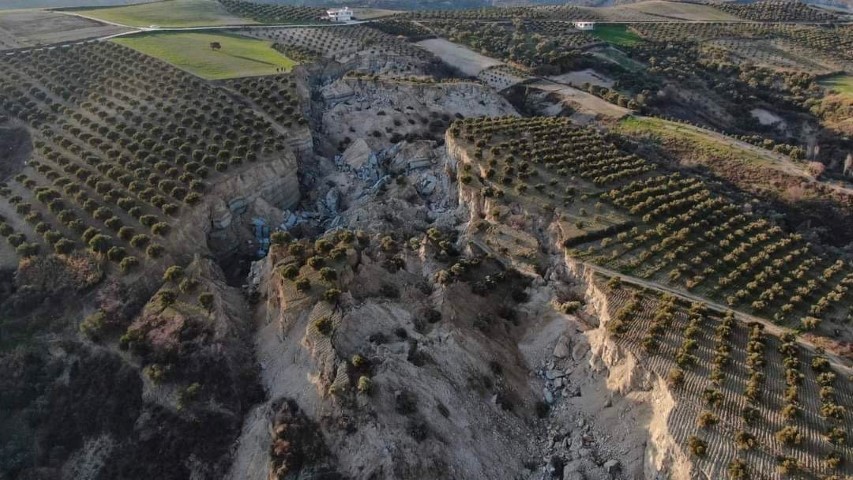 200 metros de ancho, 400 de largo y 50 de profundidad en un campo aceitunero del municipio Altinözü