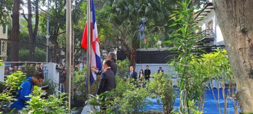 sueno-materializado-la-bandera-dominicana-ondea-ya-en-vietnam