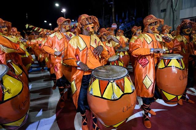 cuando-suena-el-candombe-los-blancos-son-negros-claros-en-uruguay