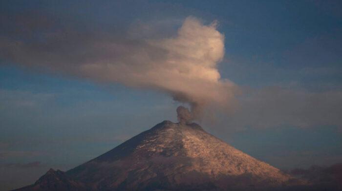 nube-de-cenizas-de-volcan-cotopaxi-en-ecuador-supera-dos-mil-metros