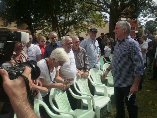 Diaz-Canel-con-profesores