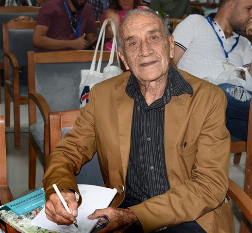  entregan-premio-nacional-de-literatura-en-cuba-a-poeta-delfin-prats