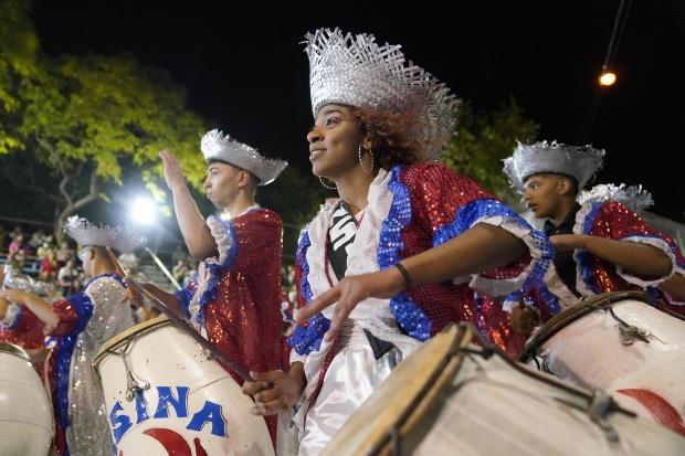 tambores-marcan-ritmo-de-candombe-en-carnaval-de-montevideo