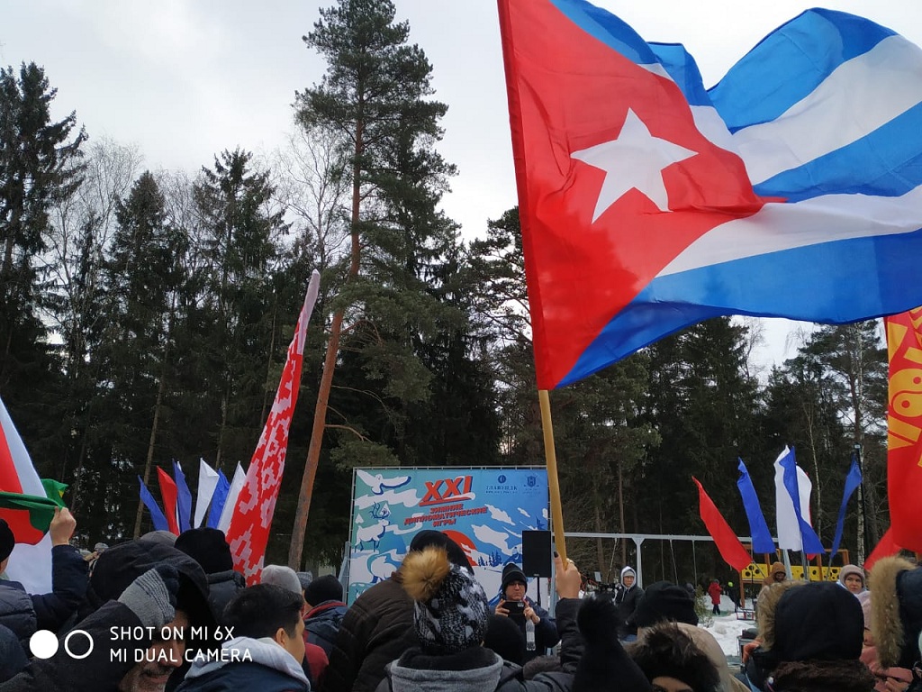 banderas personas reunidas