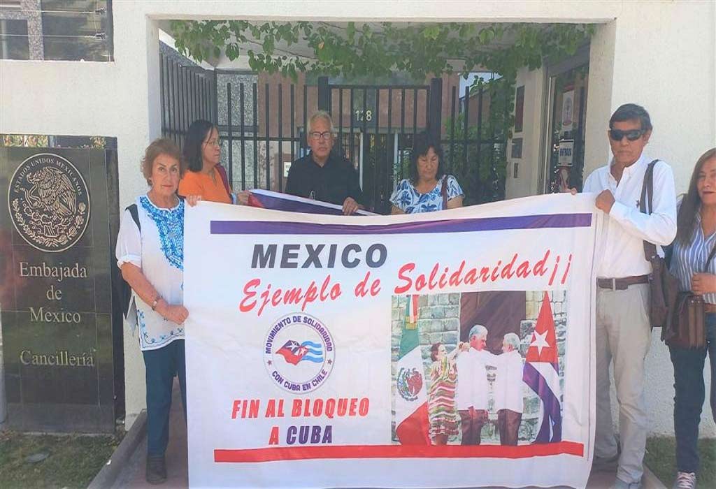 chilenos-embajada-México
