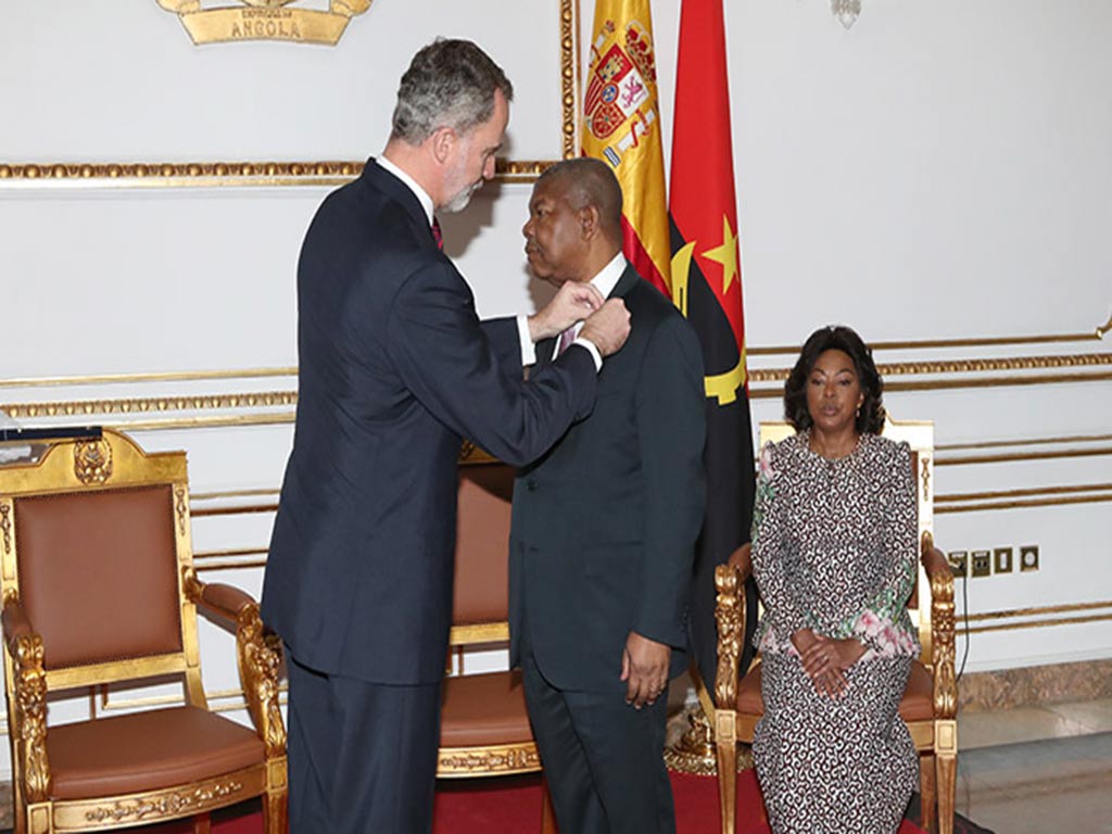 condecoración-presidente-de-Angola