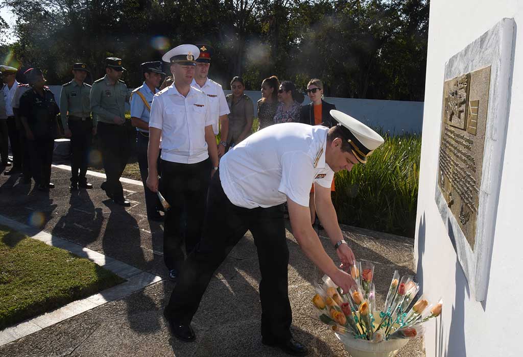 militares-con-flores