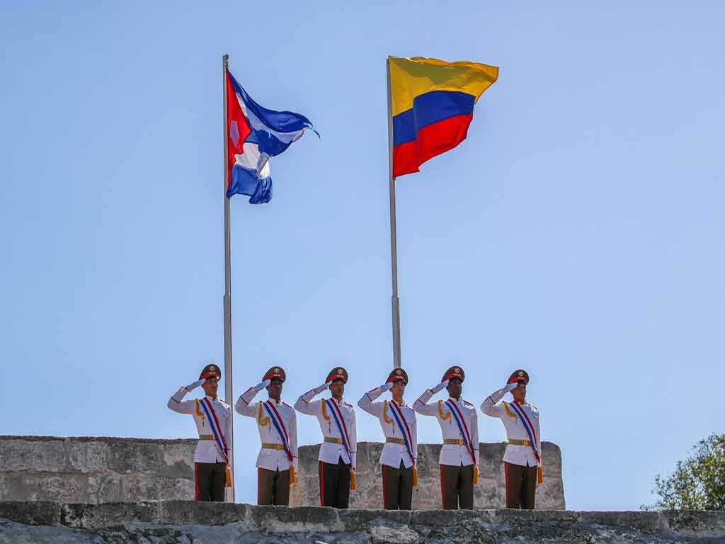 militares-saludando-banderas