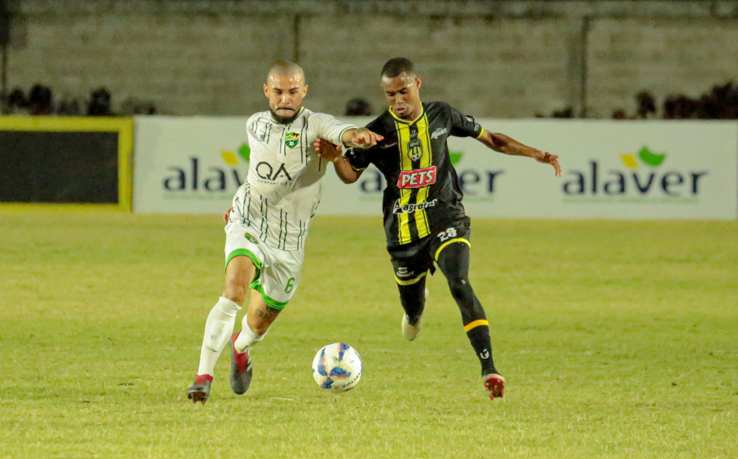 Carlos-Rossell-de-MOCA-FC-en-una-accion-del-encuentro-vs-Jarabacoa-FC-scaled