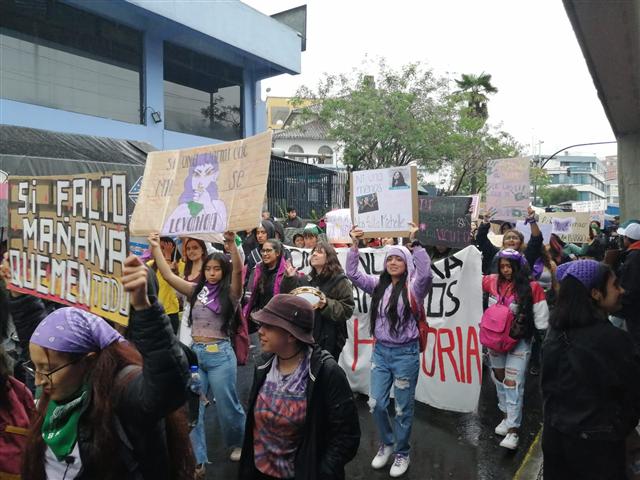  mujeres-toman-las-calles-de-ecuador-contra-violencia-y-desigualdad