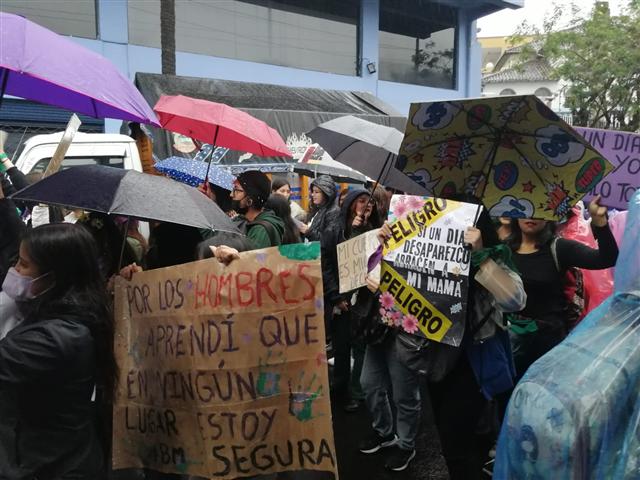  mujeres-toman-las-calles-de-ecuador-contra-violencia-y-desigualdad