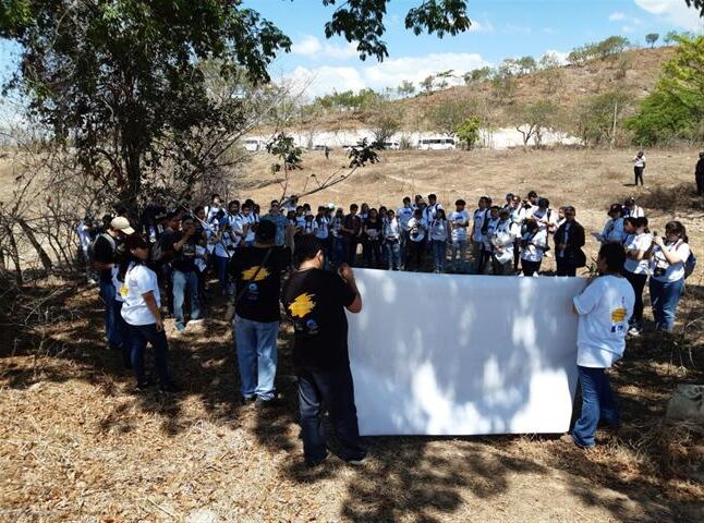 estudiantes-de-el-salvador-rinden-tributo-a-periodistas-asesinados