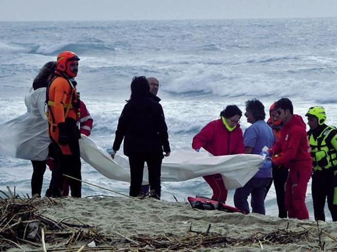 aumenta-tragico-saldo-de-naufragio-en-italia-con-otro-nino-muerto