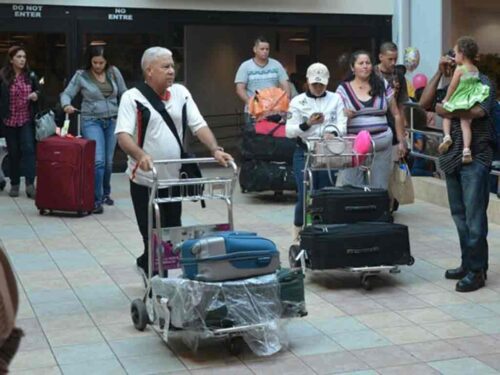 cobraran-por-usar-carros-portaequipajes-en-aeropuerto-dominicano