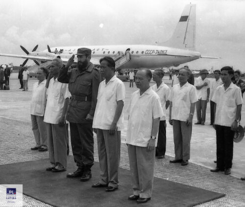 Recibimiento a Fidel Castro en su visita a Hanoi en septiembre de 1973