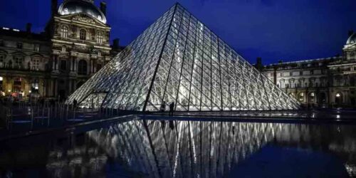 imponente-piramide-de-el-louvre-revive-controversia
